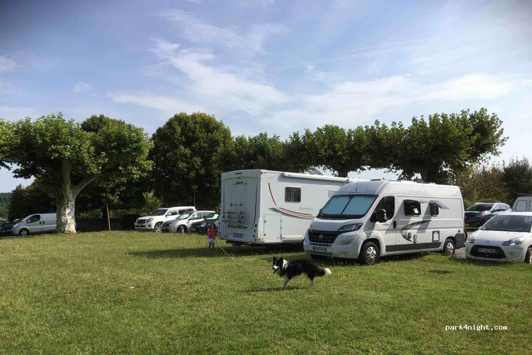 (47170) Sos - 2 Place du Château — foto