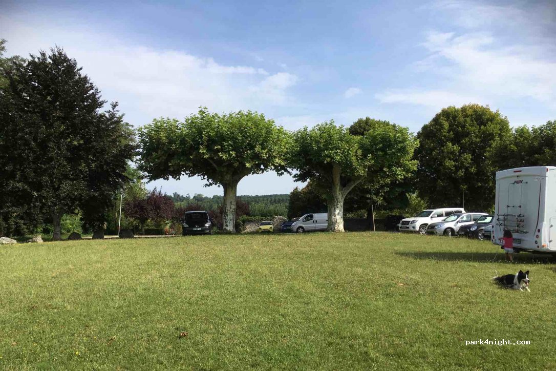(47170) Sos - 2 Place du Château — foto 2