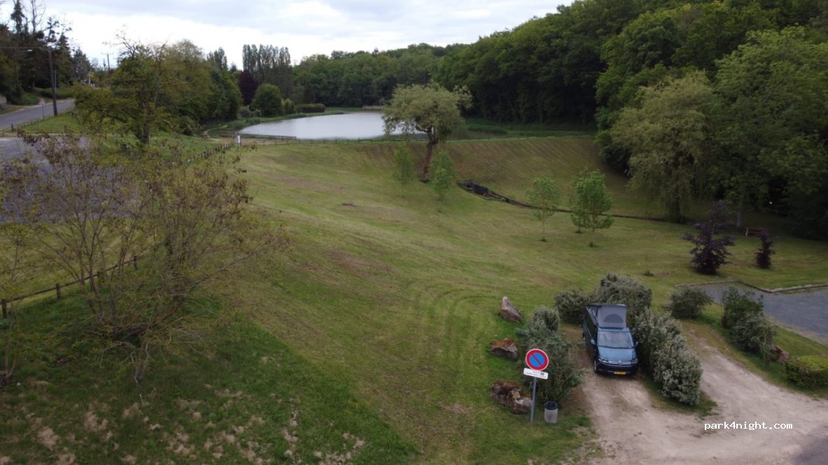 (18110) Saint-Georges-sur-Moulon - Route de la ville — foto