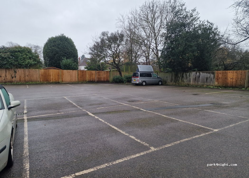 (KT7 0NH) Thames Ditton - 3 Ashley Road — foto