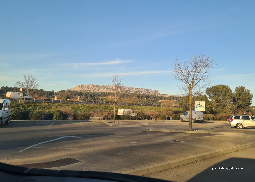 (13710) Fuveau - 57 Chemin Sainte Victoire — foto