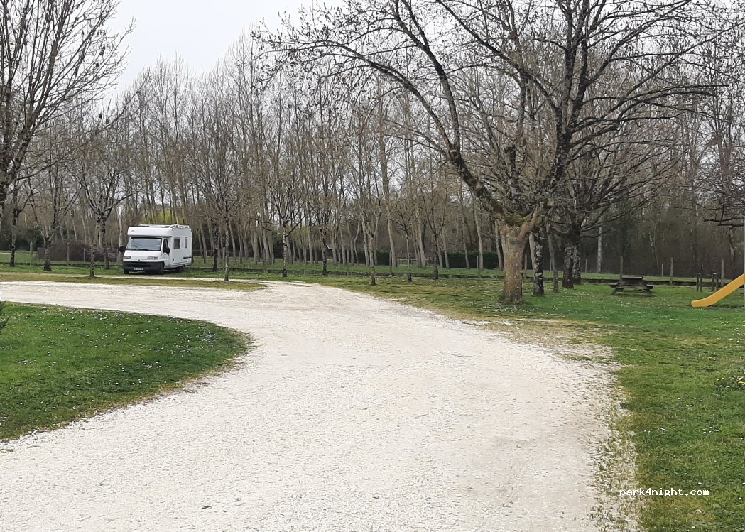 (17150) Saint-Bonnet-sur-Gironde - 23 Le Bourg — foto 2