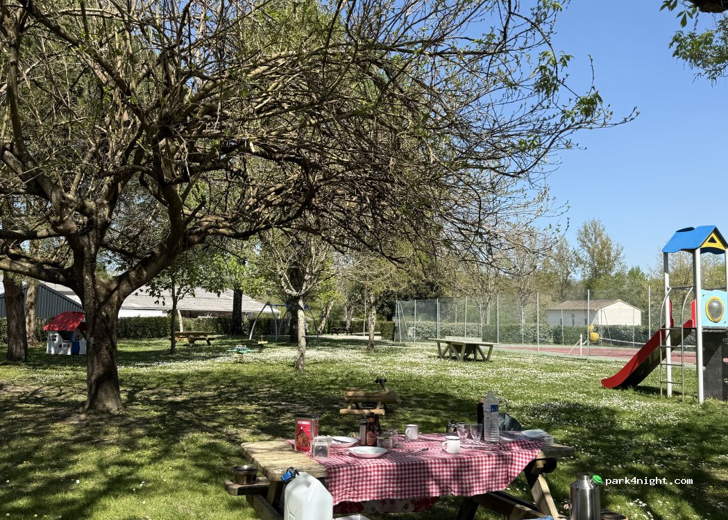 (17150) Saint-Bonnet-sur-Gironde - 23 Le Bourg — foto 4
