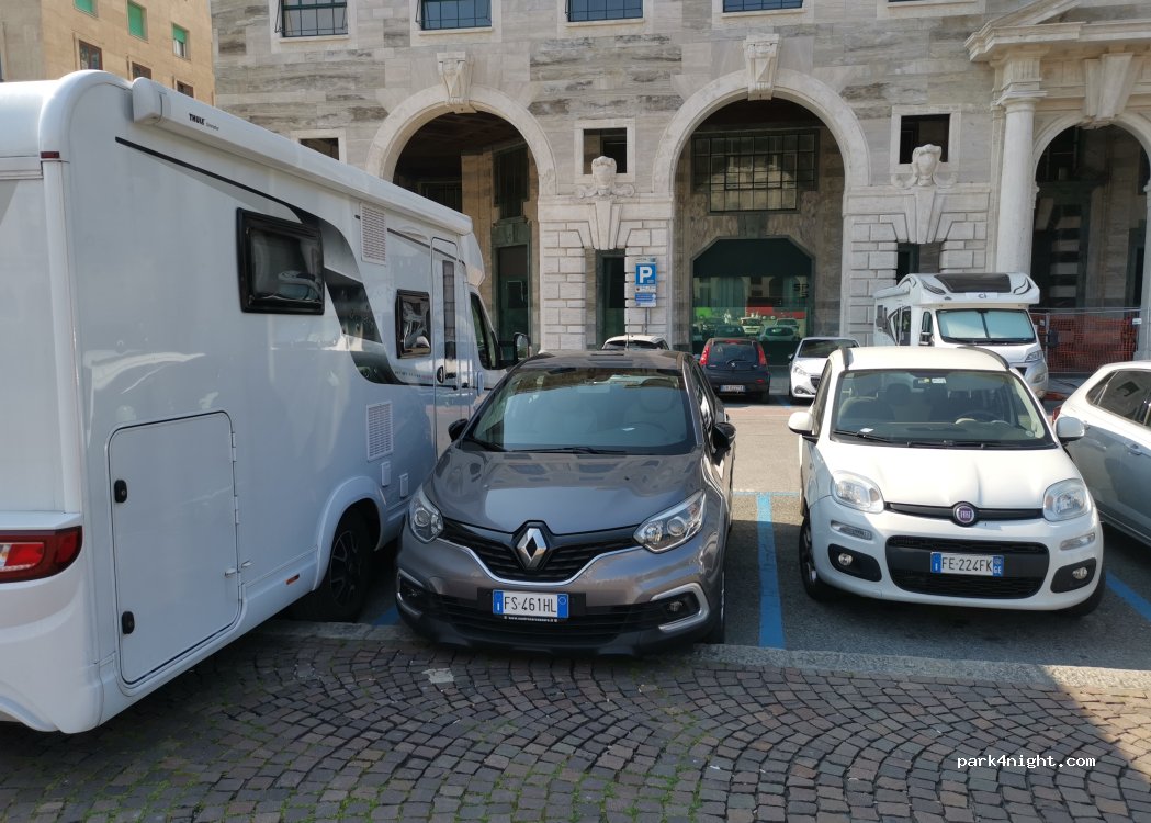 (16121) Genova - 57 Piazza della Vittoria — foto