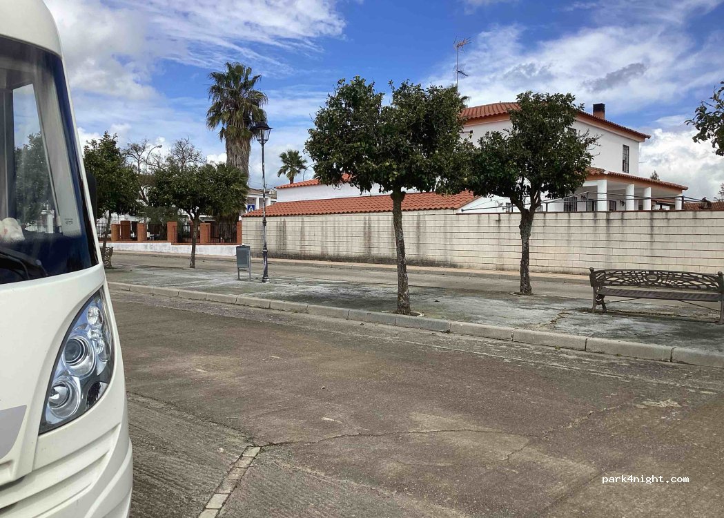 (06444) Valencia de las Torres - 1F Avenida Jose Campillo — foto