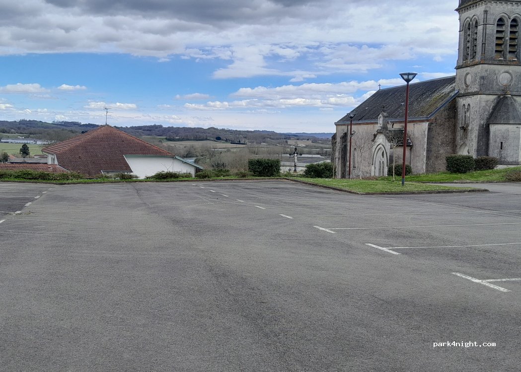 (40300) Cauneille - 91 Place de l’Eglise — foto