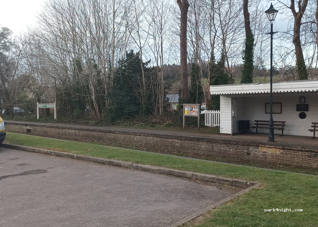 (GU5 0AZ) Bramley - Station Road — foto