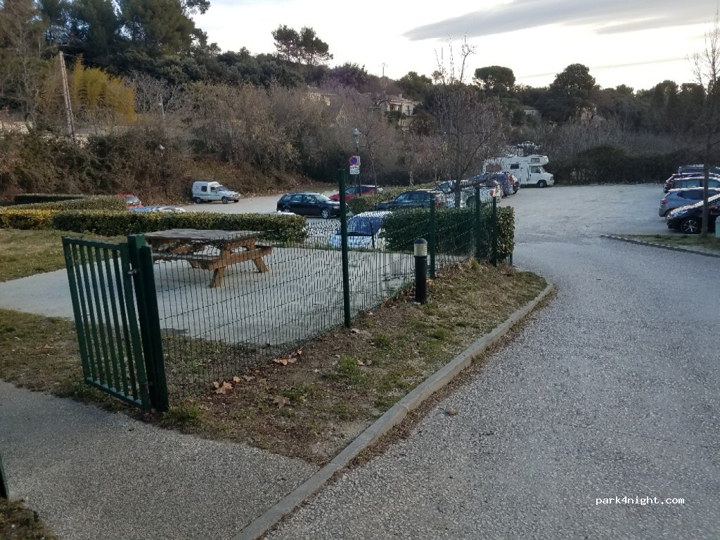 (84160) Cucuron - Chemin de l'Hermitage — foto