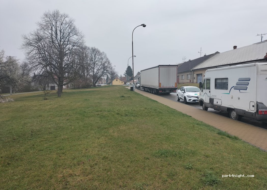 (691 44) Lednice na Moravě - 212 Mikulovská — foto