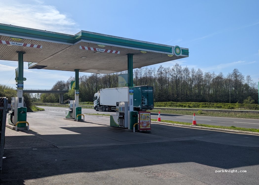 (TA14 6QY) Stoke-sub-Hamdon - A303 Cartgate Roundabout — foto