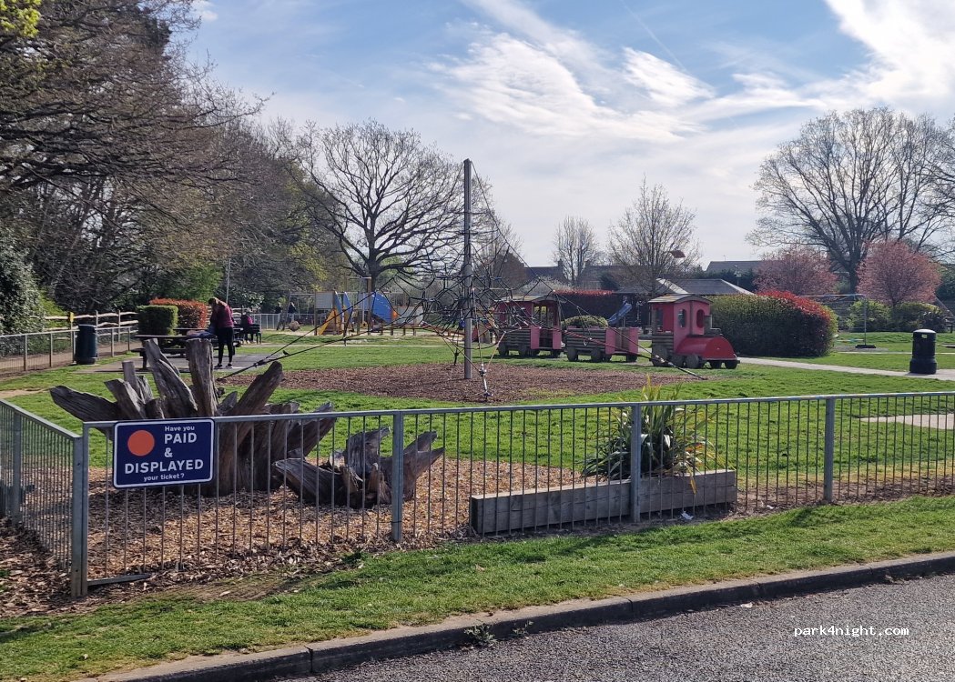 (GU6 8AF) Cranleigh - 9 Village Way — foto