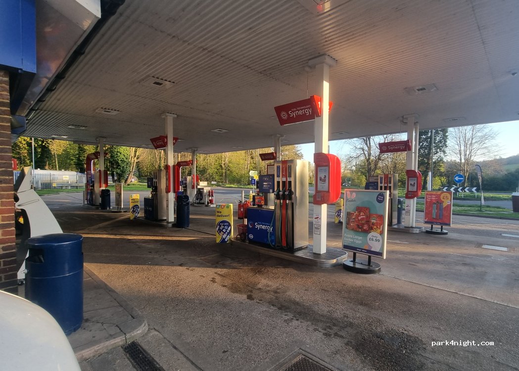 (KT22 8JS) Leatherhead - 1 Dorking Road — foto