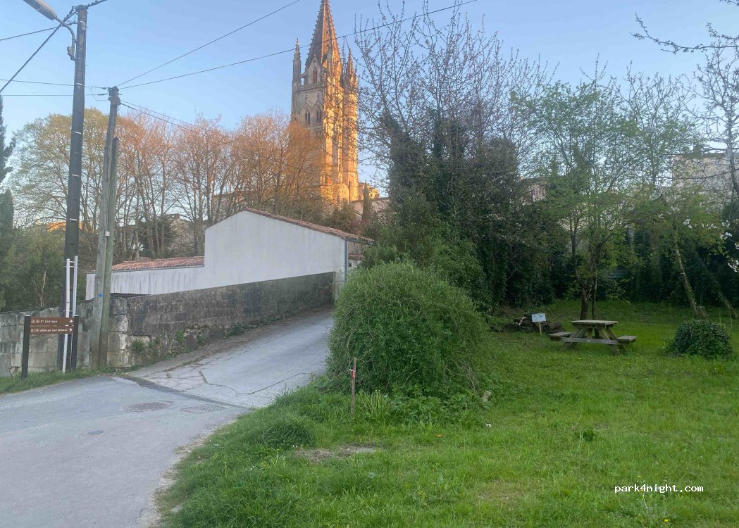(17100) Saintes - 8 Avenue des Arènes — foto