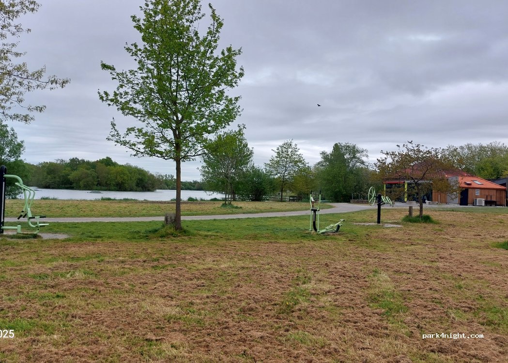 Aire de camping-car du camping du Chêne — foto 3