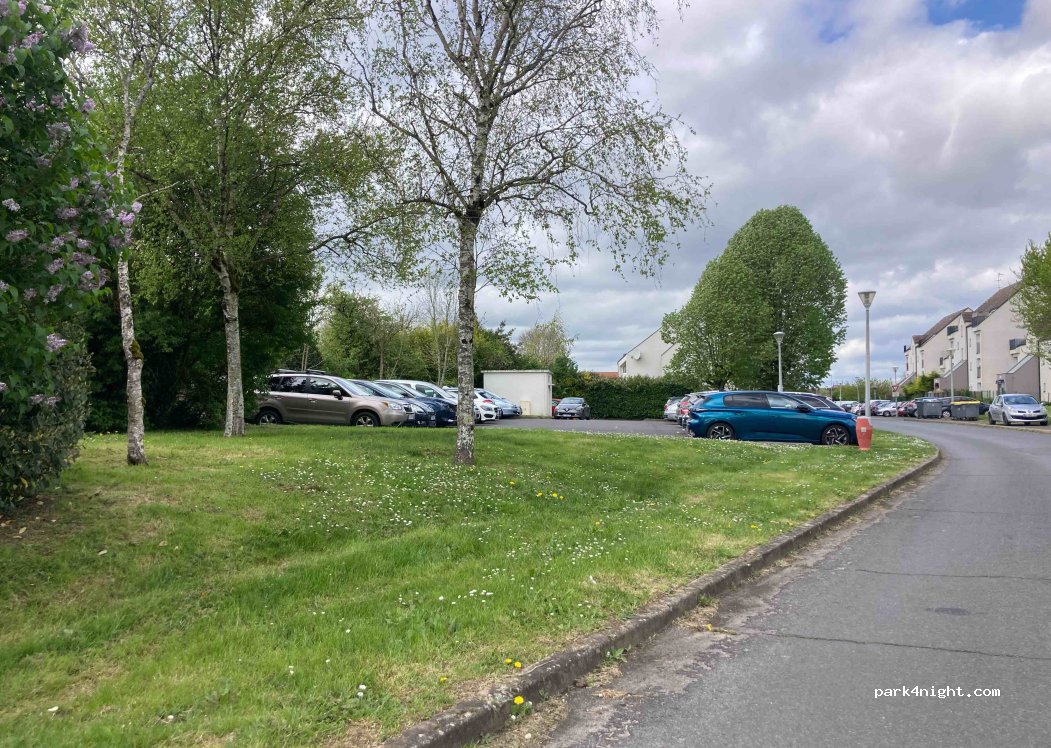 (77760) La Chapelle-la-Reine - Rue Blanche de Castille — foto 2