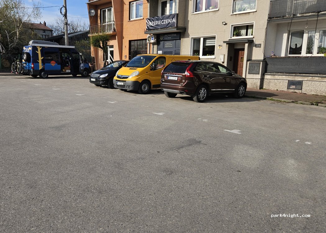 (32-043) Skała - 3 plac Konstytucji 3 Maja — foto