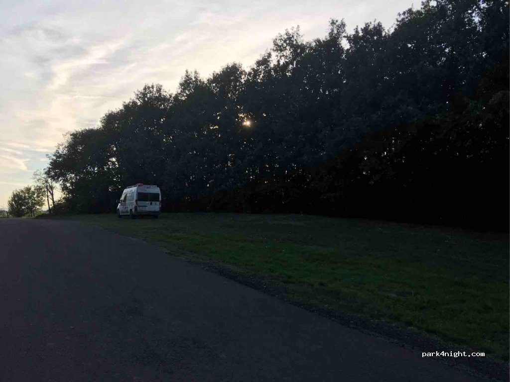(2146) Mogyoród - Unnamed Road — foto
