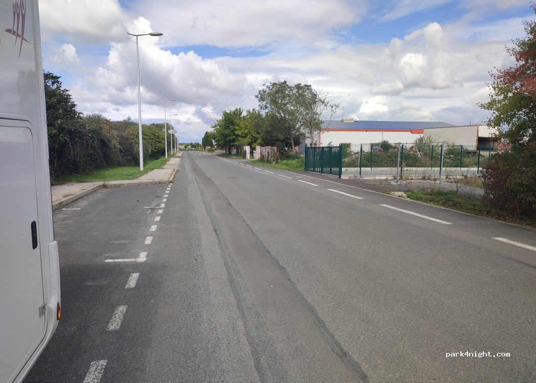 (17700) Surgères - 1 Rue Hilaire Sassaro — foto