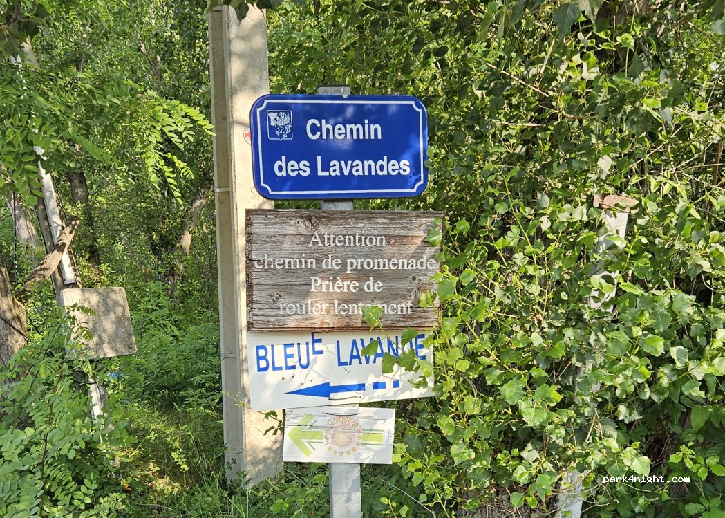 (04270) Estoublon - 18 Place Pierre Foray — foto