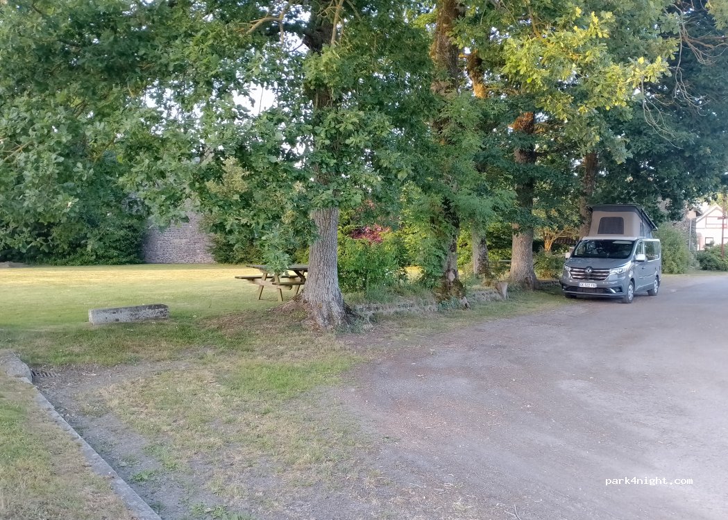 (35750) Saint-Gonlay - 4 Place du Centre Bourg — foto