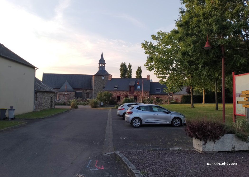 (35750) Saint-Gonlay - 4 Place du Centre Bourg — foto 2