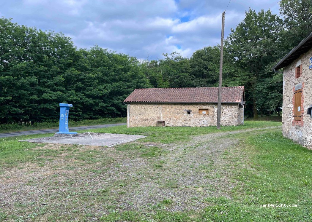 Aire de camping-cars Les Salles-Lavauguyon — foto