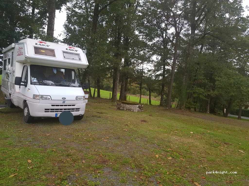 Aire de camping-cars Les Salles-Lavauguyon — foto 2