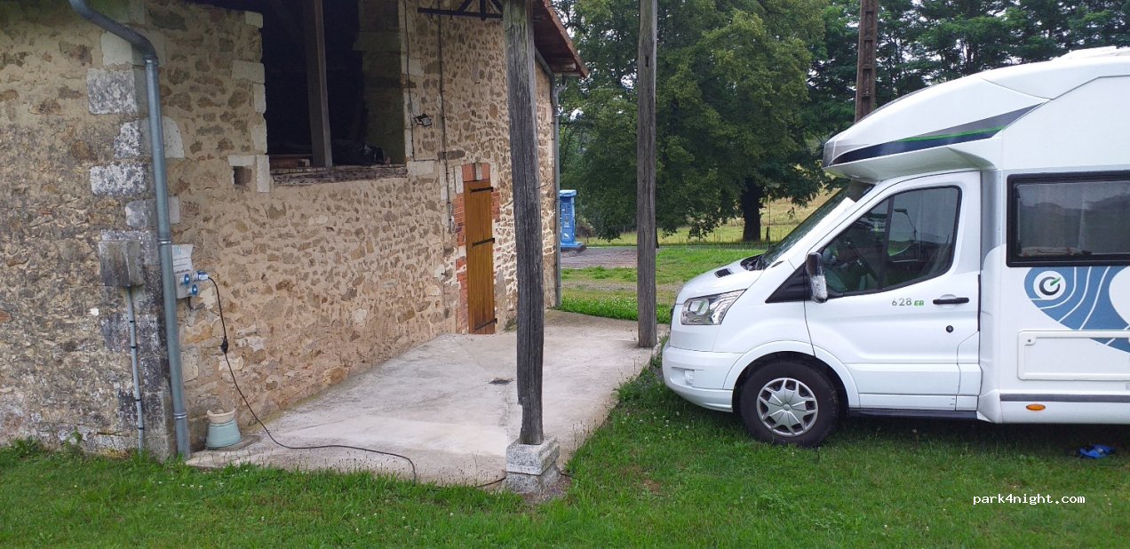Aire de camping-cars Les Salles-Lavauguyon — foto 3