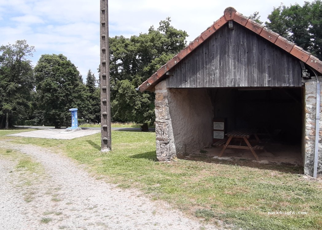 Aire de camping-cars Les Salles-Lavauguyon — foto 4