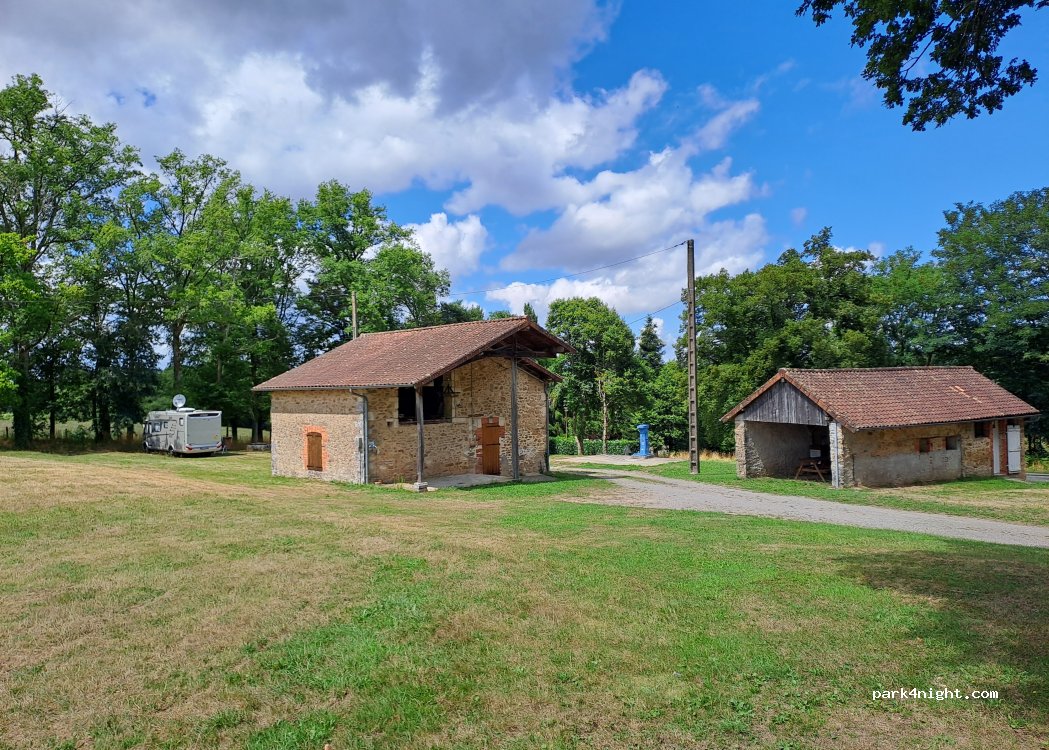 Aire de camping-cars Les Salles-Lavauguyon — foto 5