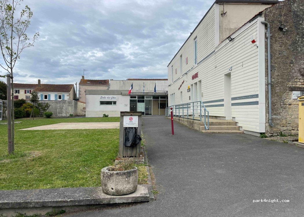 (17290) Landrais - 2 Place de la Mairie — foto