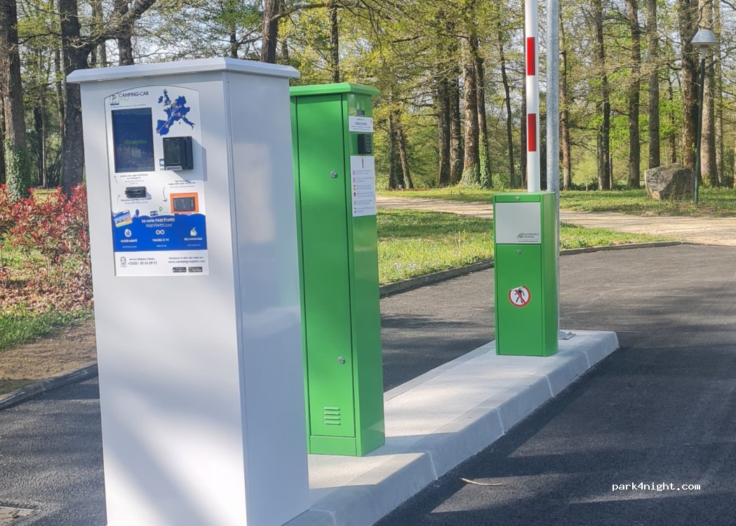 (87310) Saint-Laurent-sur-Gorre - Avenue Léon Dunaud — foto 3
