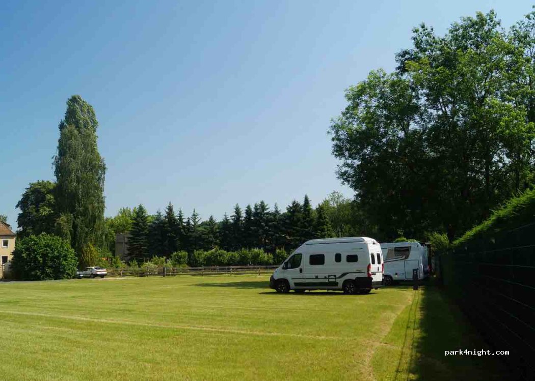 Wohnmobil Stellplatz Märchenwald — foto