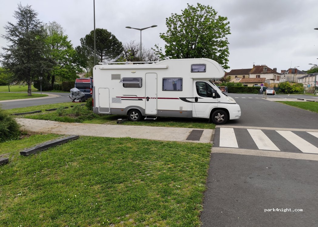 (24420) Sorges-et-Ligueux-en-Périgord - Unnamed road — foto