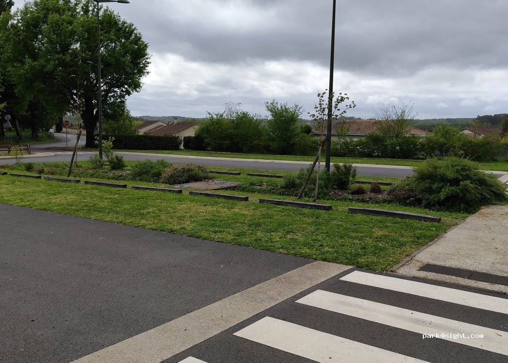 (24420) Sorges-et-Ligueux-en-Périgord - Unnamed road — foto 2