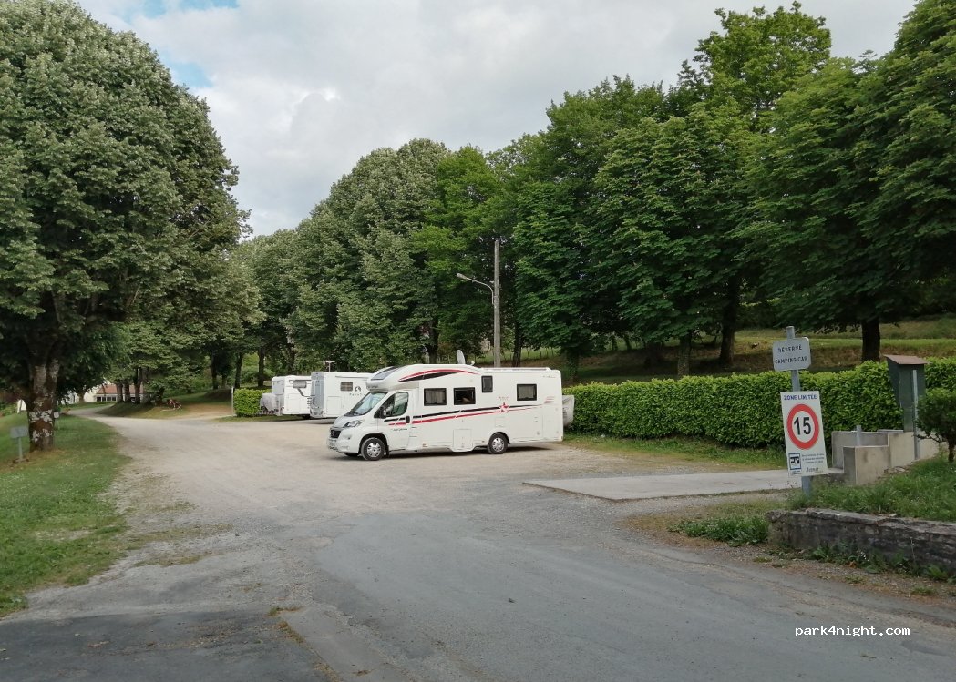 Aire de camping-cars Azerat — foto