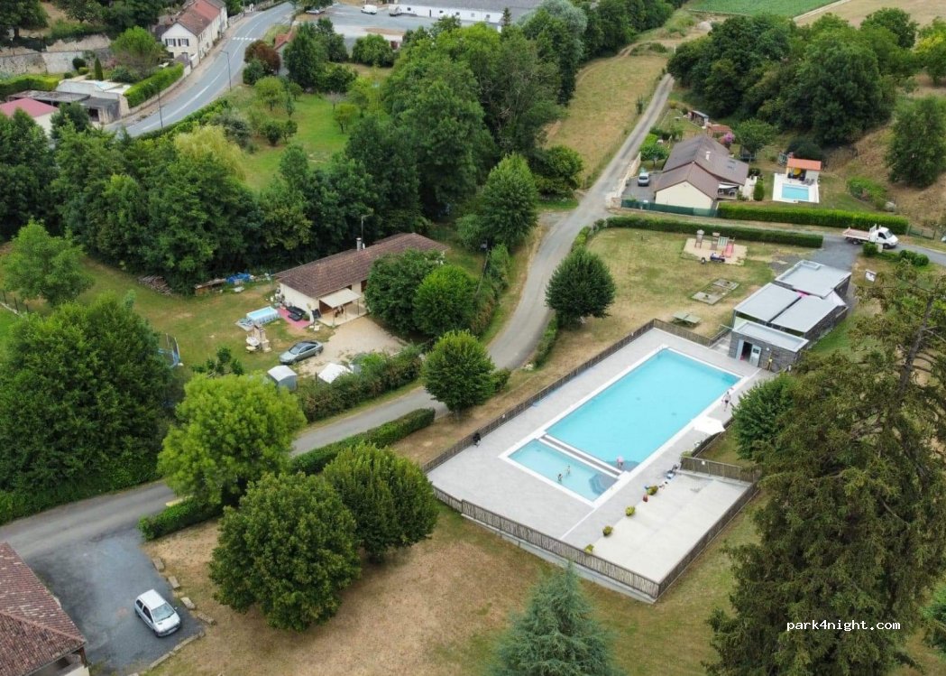 Aire de camping-cars Azerat — foto 2