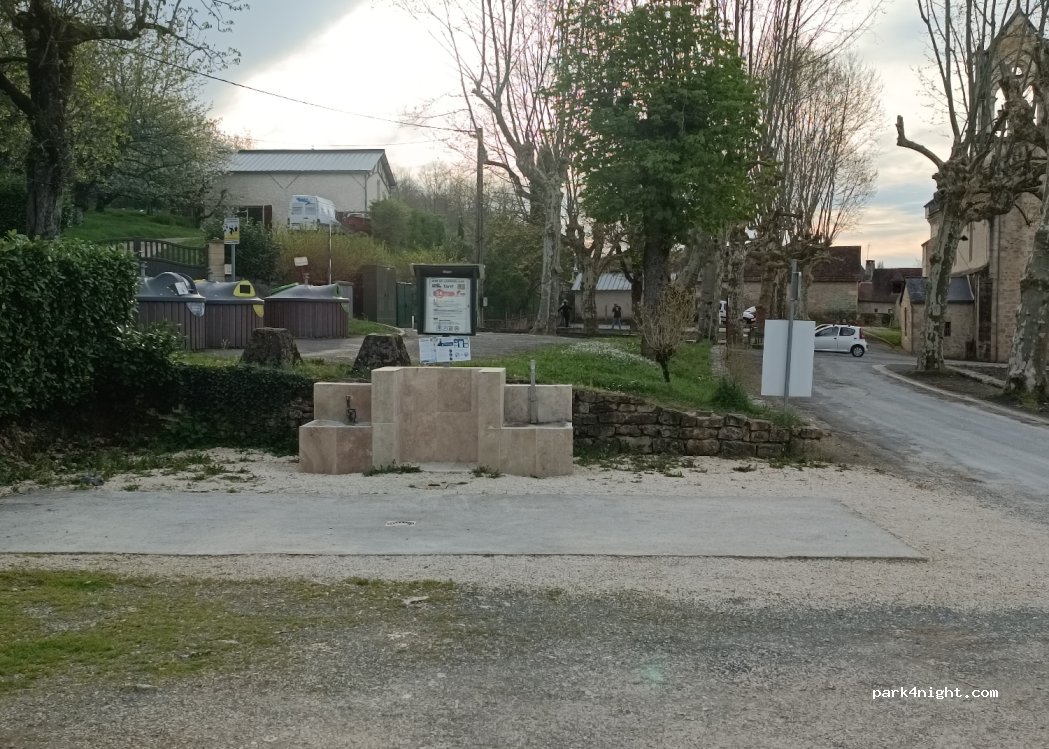 Aire de camping-cars Azerat — foto 4