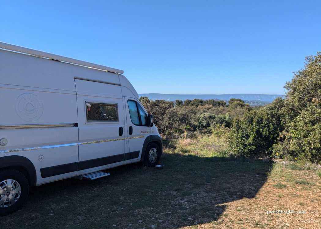 (84490) Saint-Saturnin-lès-Apt - — foto