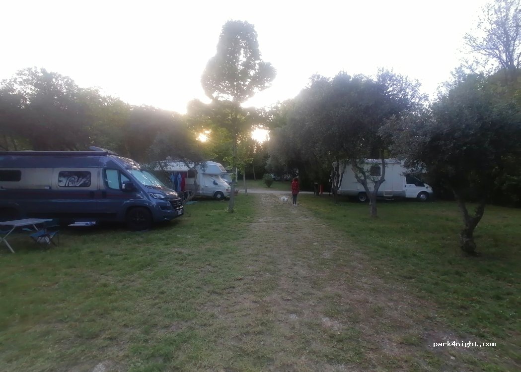 Area Sosta Camper Sirolo — foto