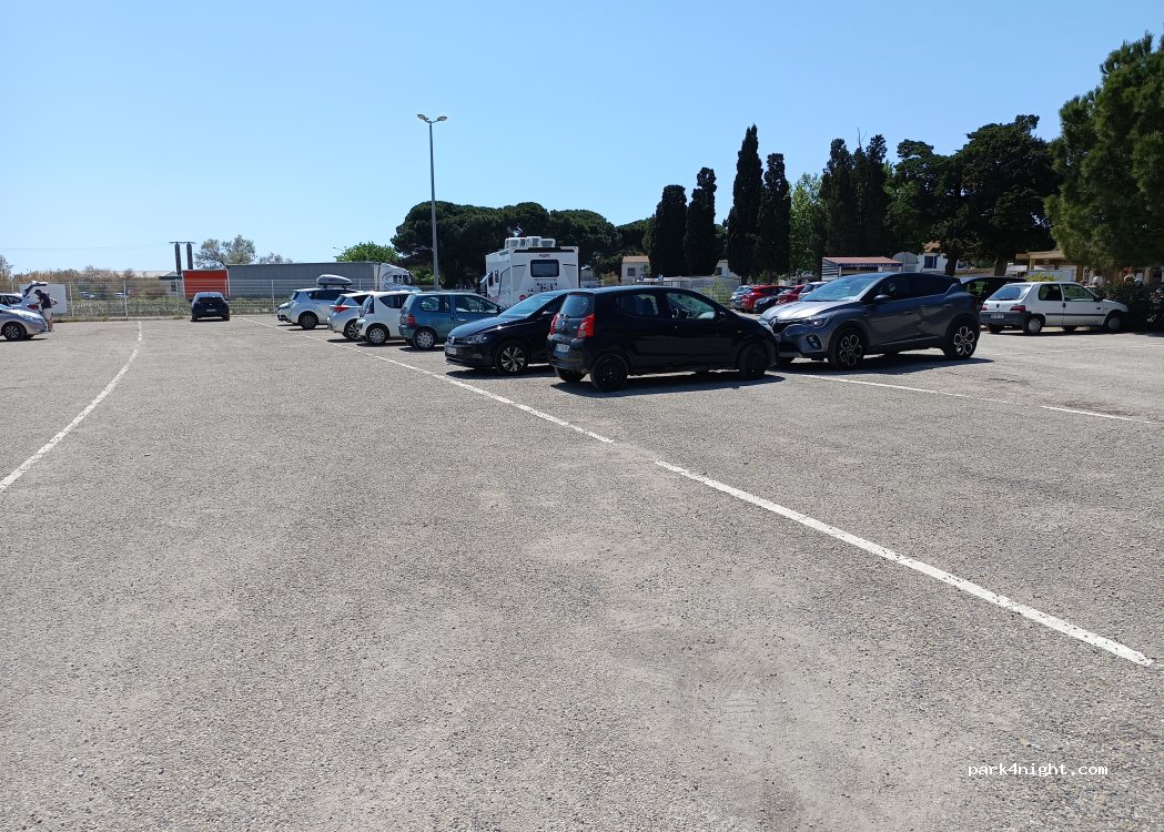 (30220) Aigues-Mortes - Unnamed road — foto