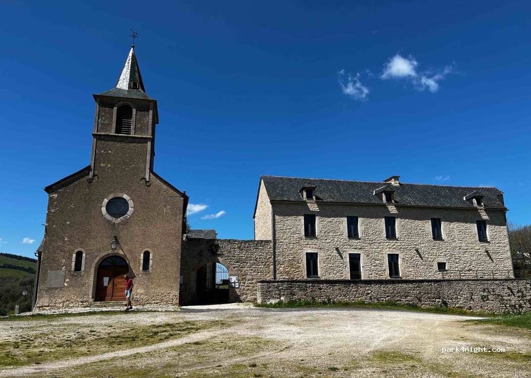 (12310) Bertholène - 54 Place de L’Eglise — foto