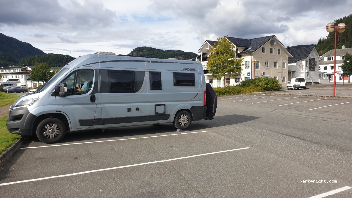 (4480)  - 21A Elvevegen — foto