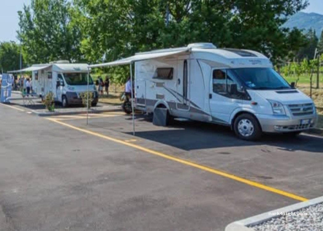 Area sosta camper Agro del Romanico — foto