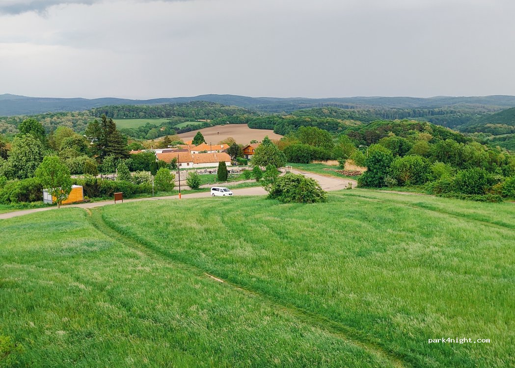 (906 33) Cerová - Unnamed road — foto