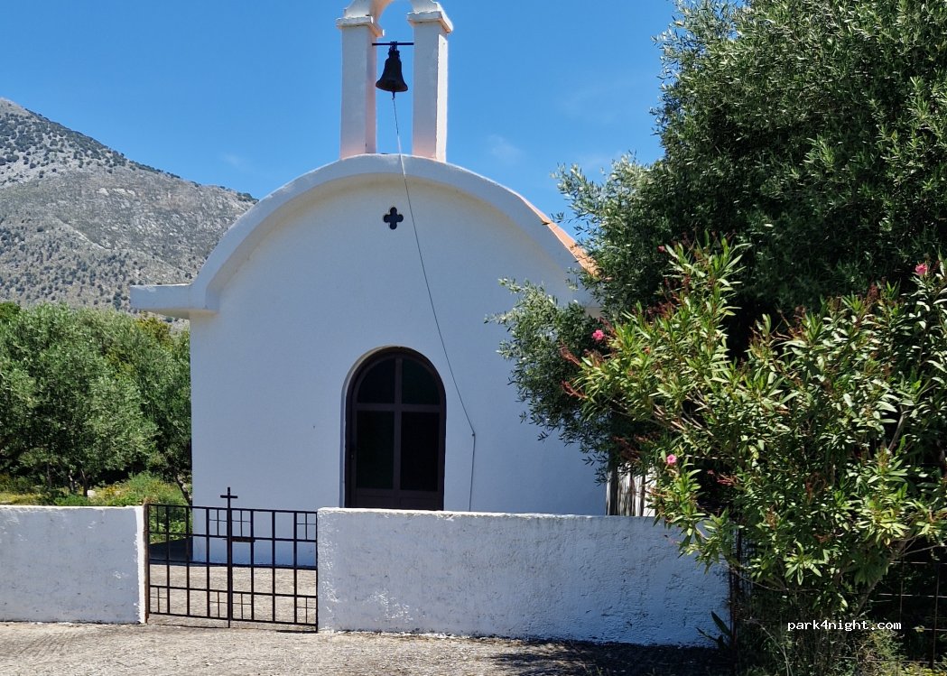 (740 54) Milopotamos - Unnamed road — foto