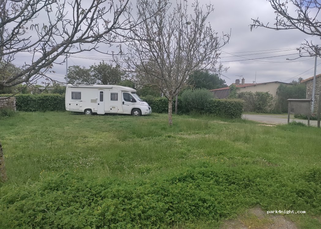 (79190) Sauzé-entre-Bois - 15 Place du Puits — foto