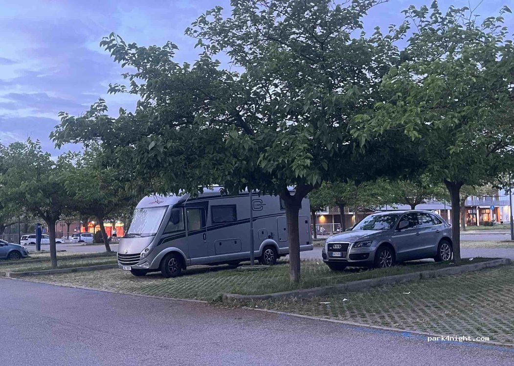 (48122) Marina di Ravenna - 14 Piazzale Adriatico — foto