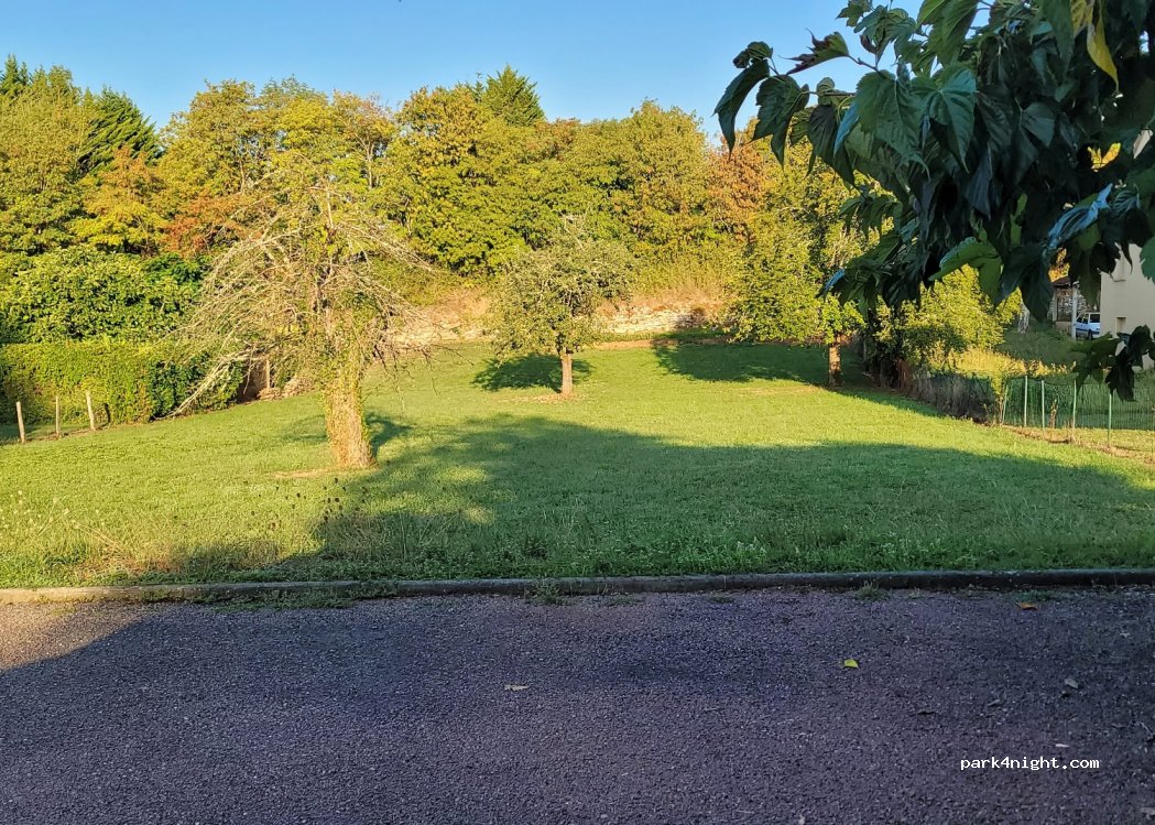 (19500) Meyssac - 5014A Boulevard du Quercy — foto