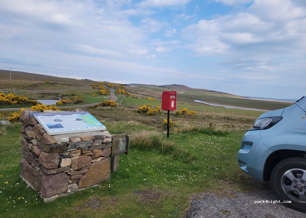(IV26 2YT) Ullapool - Unnamed Road — foto